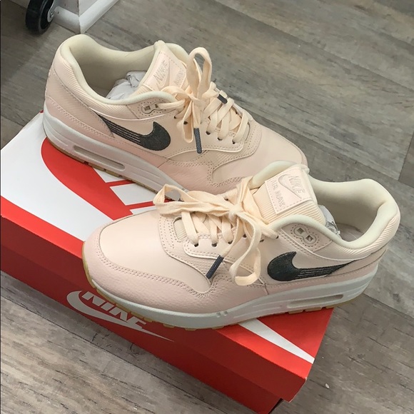 nike pale pink sneakers